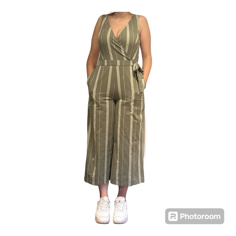Super cute lucky brand jumpsuit with vertical stripes! Perfect for the summer 🌸